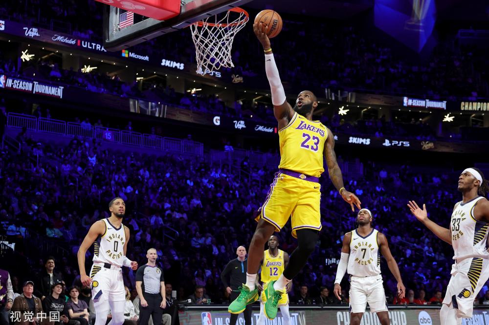 表着网球的 表着网球的