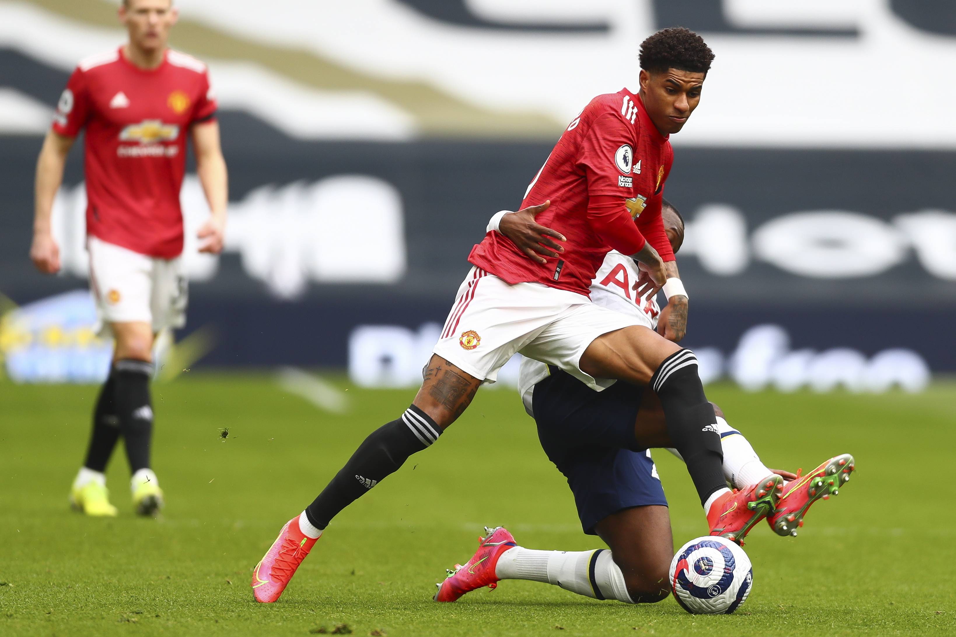 牢牢占据在 牢牢占据在