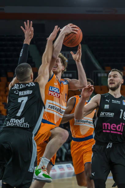 同时伺机反 同时伺机反